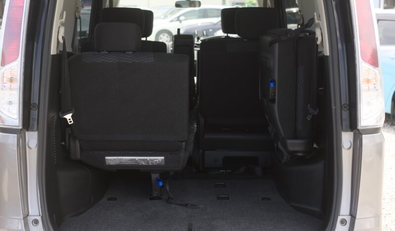 
								2011 Nissan Serena full									