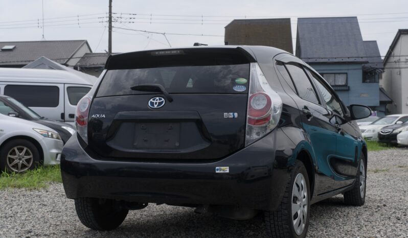 
								2012 Toyota Aqua full									